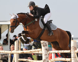Stefanie Reckendorf gewann in Blüthen ein M-Springen auf Little Rose. Stefanie Reckendorf gewann in Blüthen ein M-Springen auf Little Rose.